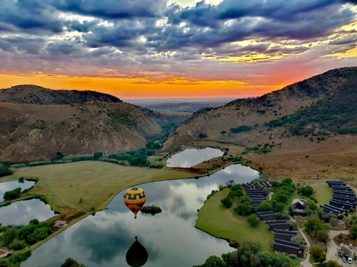 Kloofzicht Lodge&Spa Krugersdorp Exterior foto Hot air balloon over the San Luis Reservoir