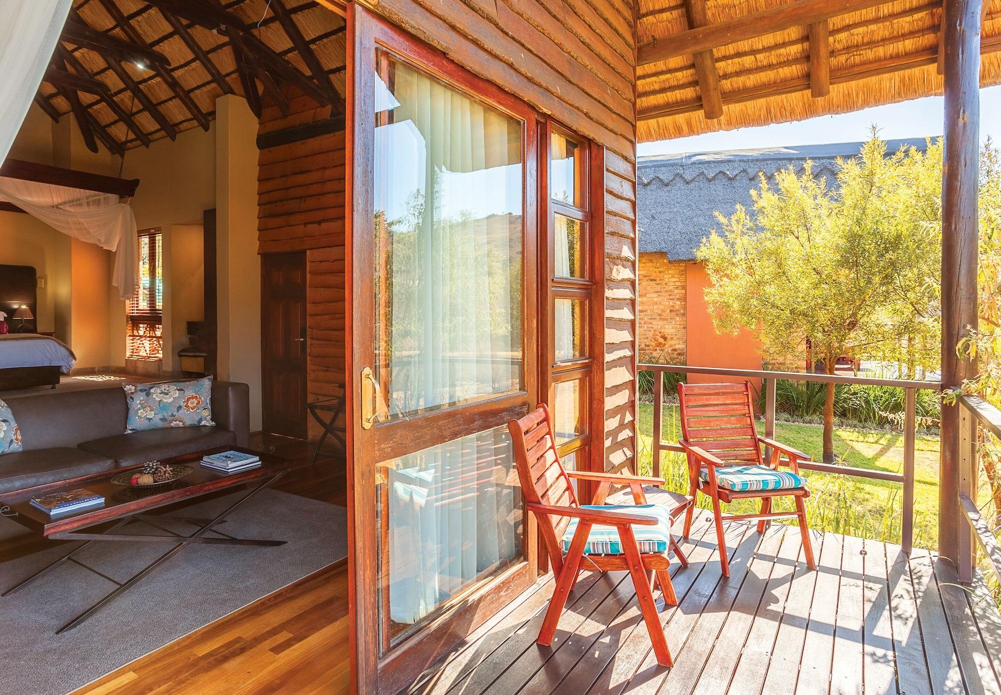Kloofzicht Lodge&Spa Krugersdorp Exterior foto A view of the balcony of a suite at the resort
