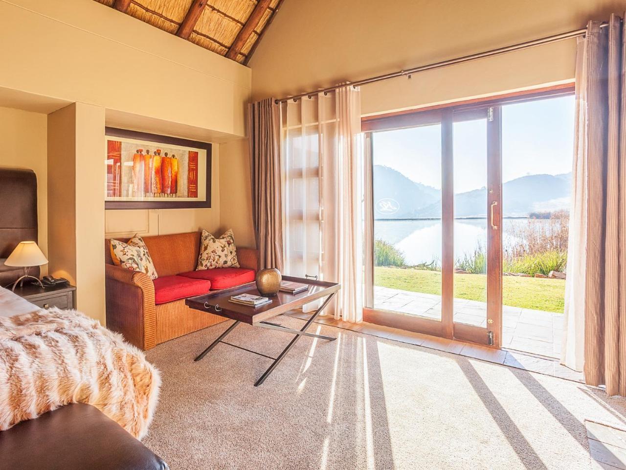 Kloofzicht Lodge&Spa Krugersdorp Exterior foto A room at the Protea Hotel Sky Villa