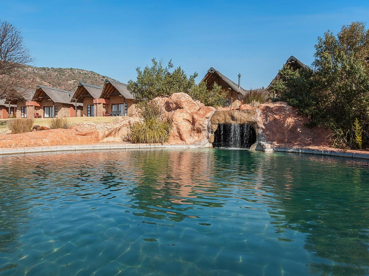 Kloofzicht Lodge&Spa Krugersdorp Exterior foto The swimming pool at the resort
