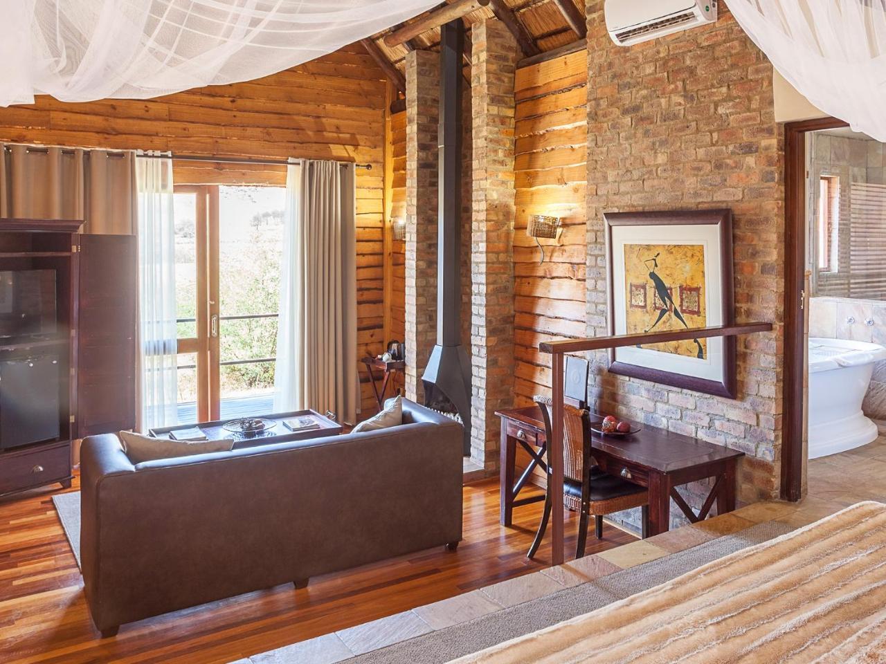 Kloofzicht Lodge&Spa Krugersdorp Exterior foto Interior of a suite at the lodge